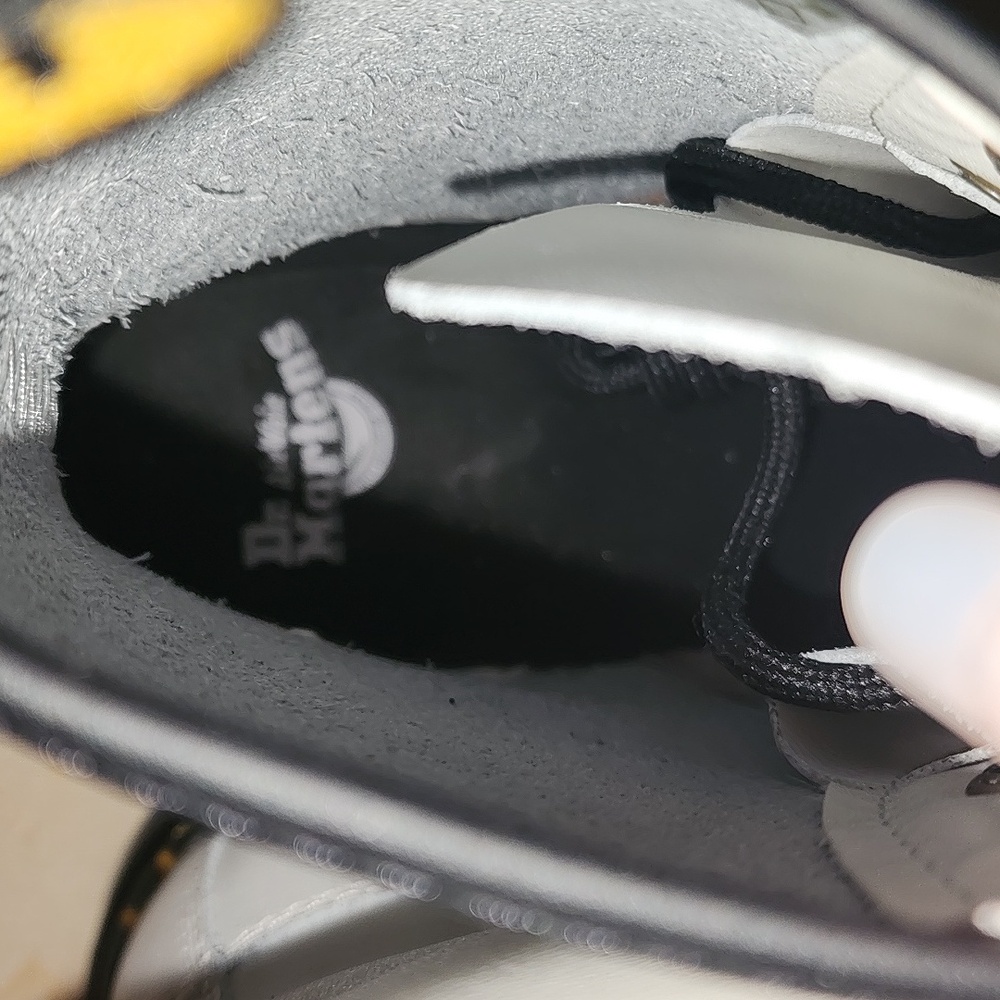 Womans Dr. Airwait Martens NWOT - Picture 11 of 13